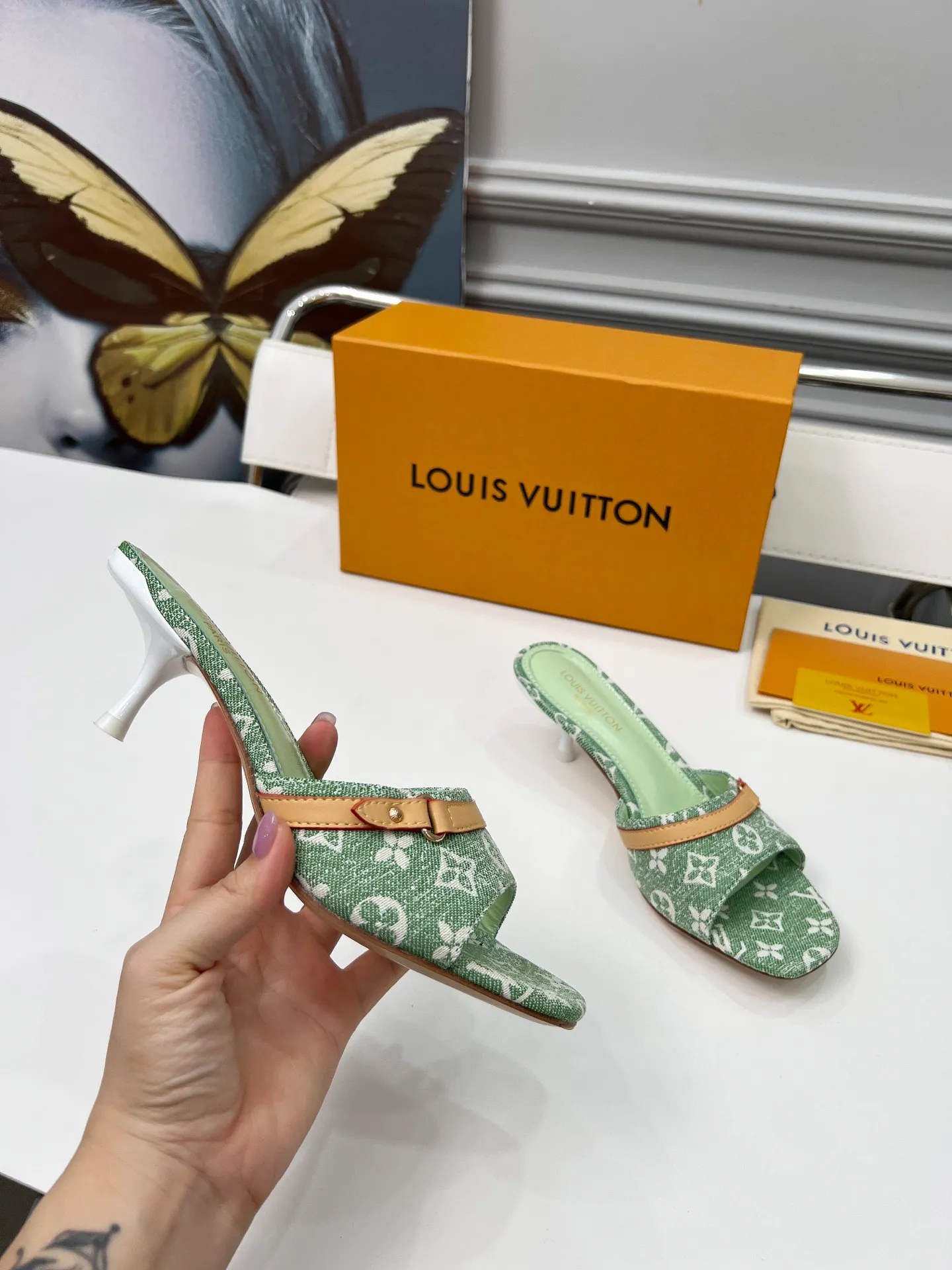👟👟Ex-factory price 440👟👟 LV new denim kitten heel slippers 2025 summer must-have for goddesses, original replica, super comfortable on the feet. Show off the queen's temperament, the heel height is 9.5CM, which shows your temperament without being tiring. Leather outsole. Standard code: 35-42 (41 and 42 codes are customized, non-returnable and non-exchangeable)